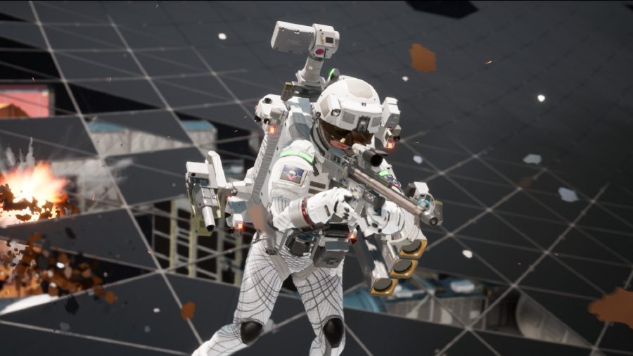 宇宙飛行士が宇宙に浮かんでいる間に武器を運ぶ
