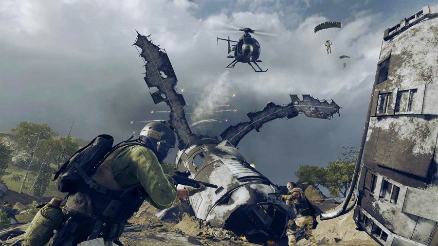 ヘリコプターが頭上を飛ぶように、プレイヤーはウォーゾーンの墜落した衛星のサイトの周りで戦います