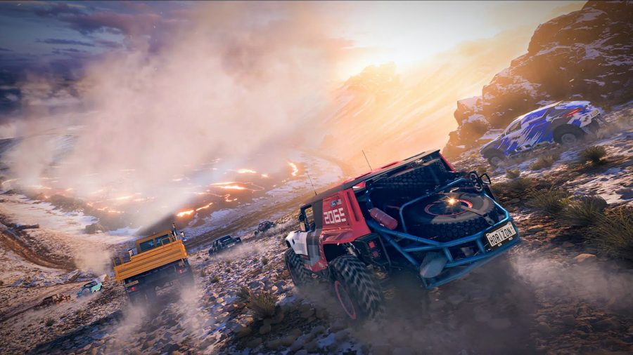 Forza Horizo​​n 5のレビュー：3台のオフロード車が火山の火口の側面を下ります。 それらの前に溶岩のくすぶりのプール 