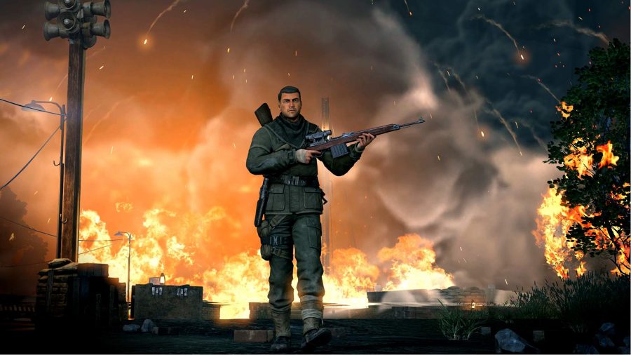 PS Plus 2022年1月：狙撃兵がカメラに向かって歩いているのを見ることができます。彼の後ろで爆発と火が荒れ狂っています。
