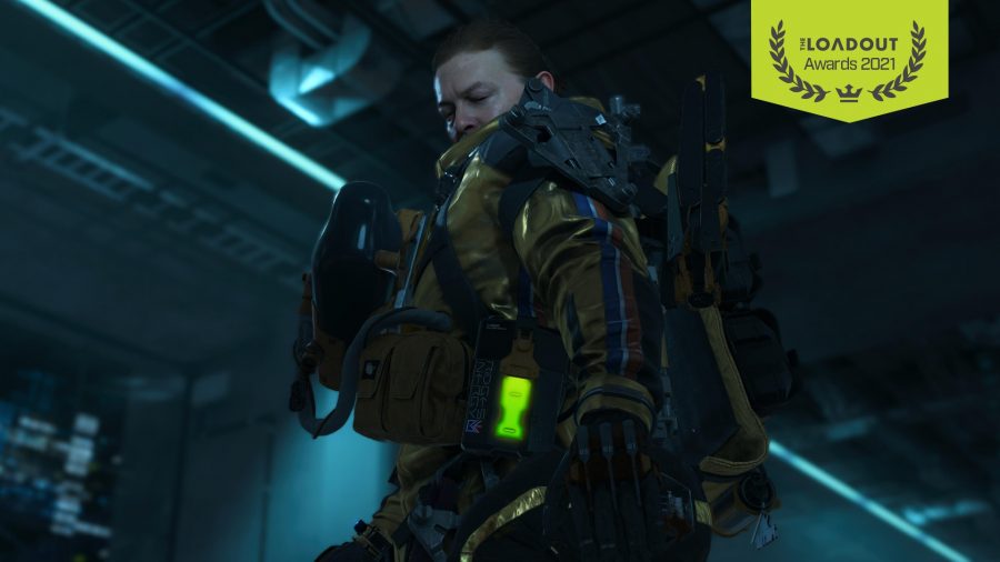 DeathStrandingのSamPorter-Bridgesは彼の肩越しに振り返ります。 彼はいくつかのキャリアと武器が取り付けられた黄色の防水スーツを着ています