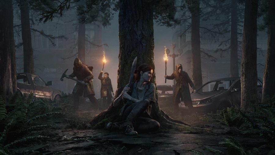 PS5 PS4 Game Passの競合他社のローンチゲーム：エリーは木の後ろでしゃがみ込んでおり、敵がバックグラウンドで彼女を見つけようとしています。