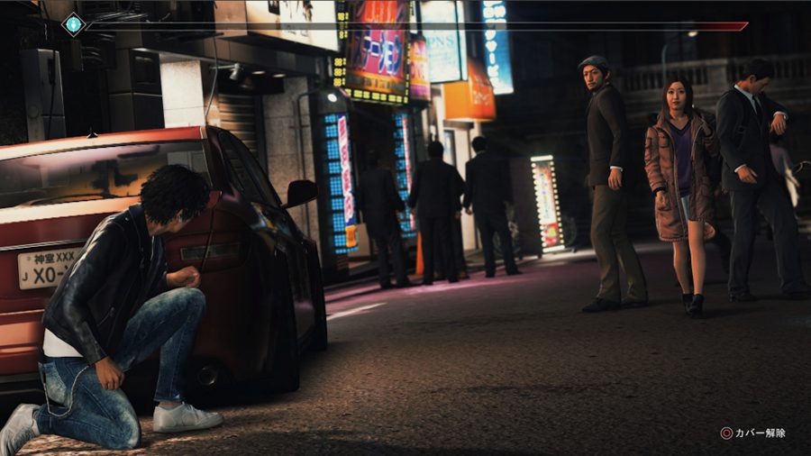 PS5 RPGゲーム：男性が車の後ろから彼をストーカーするのを男性が肩越しに見守る