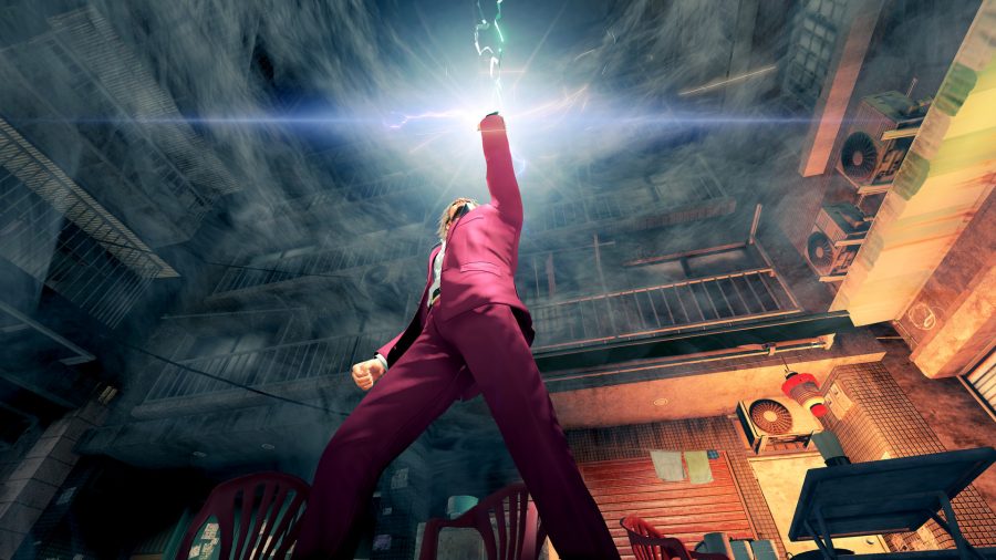PS5 RPGゲーム：ピンクのスーツを着た主人公が腕を空中に突き上げる