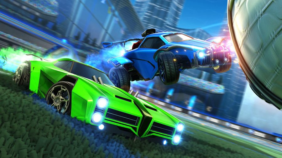 無料のPS5ゲーム：2台の車（1台は青と1台は緑）がロケットリーグでボールを狙います