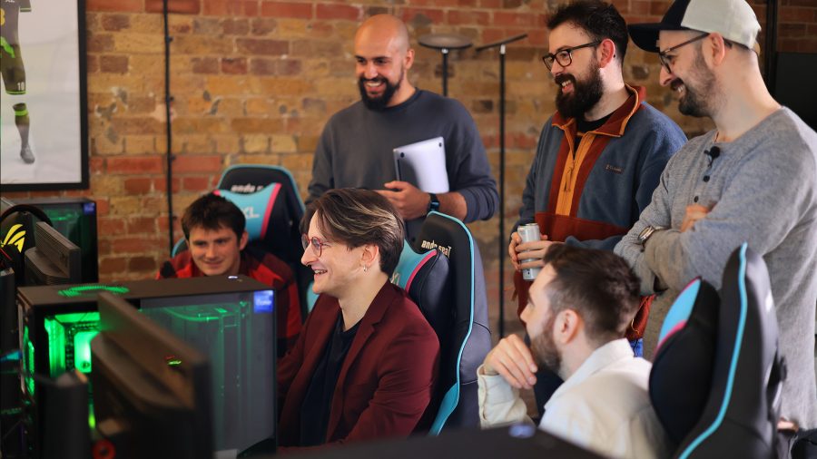 Nvidia Reflexハンズオン：誰かがビデオゲームをプレイするのを見ている男性のグループ