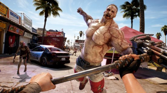 Dead Island 2 のゲームプレイ: 筋肉質のゾンビがジャンプして、ハンマーを持ったプライヤーを殴る