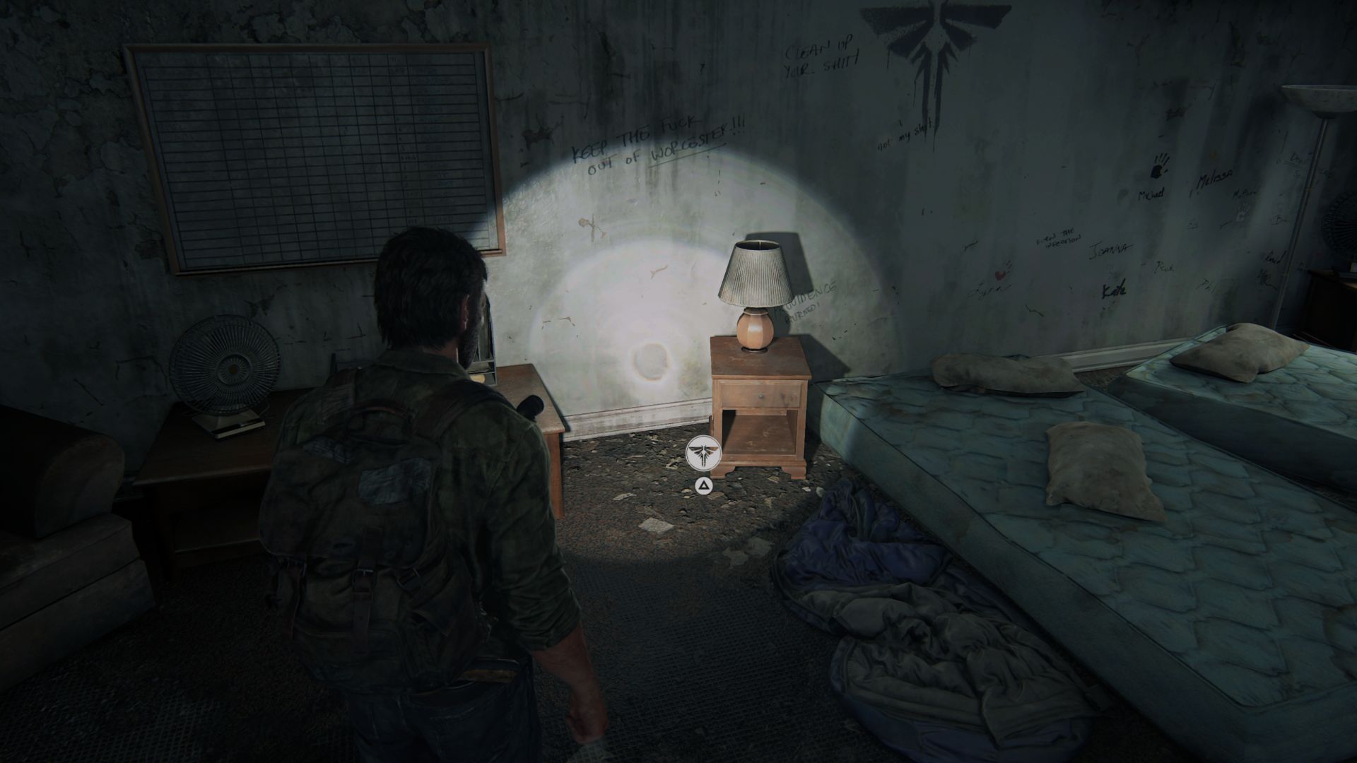 The Last of Us Part 1 Remake The Quarantine Zone 収集可能な場所: 収集可能なものを見ているジョエルを見ることができます