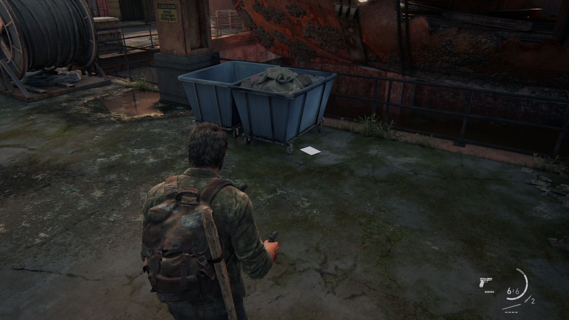 The Last of Us Part 1 Remake The Quarantine Zone 収集可能な場所: 収集可能なものを見ているジョエルを見ることができます