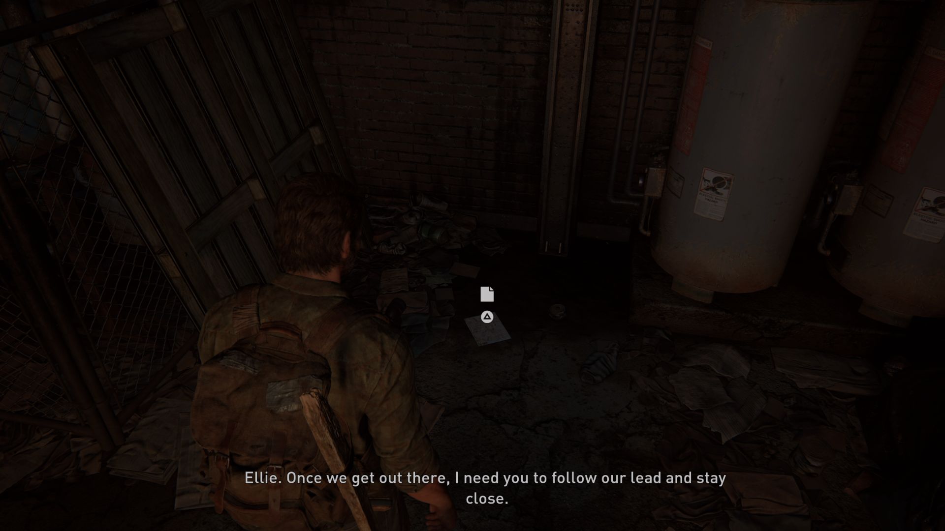 The Last of Us Part 1 Remake The Quarantine Zone 収集可能な場所: 収集可能なものを見ているジョエルを見ることができます
