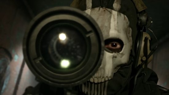 Modern Warfare 2 VPN: スカル マスクをかぶった男性がスナイパー ライフルの照準を見つめている画像。