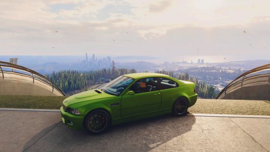 ニード・フォー・スピード Unbound のレビュー: 緑の BMW 車が大きな建造物の上に座り、背景に都市の景色が見える