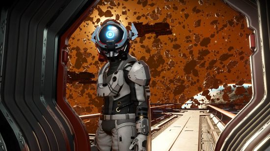 最高の PS5 宇宙ゲーム: オレンジ色の大気が背後にある船に乗ったノー マンズ スカイの宇宙飛行士