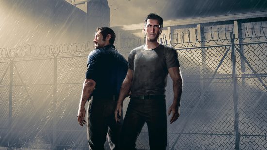 最高の協力ゲーム: A Way Out で刑務所の門の外に立つレオとヴィンセントは、サーチ ライトに照らされます