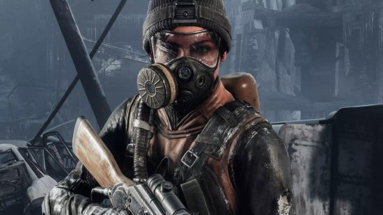 最高の PS5 FPS ゲーム: MEtro Exodus の兵士が防毒マスクを着用し、AK-47 を振り回す