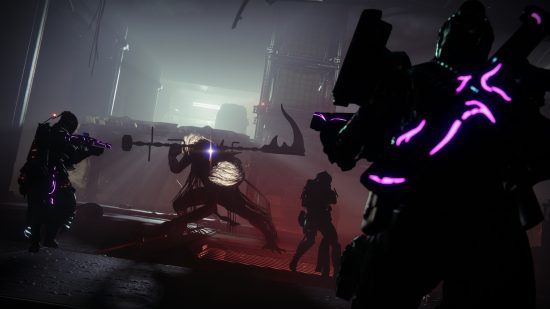 Destiny 2 ネオムナの敵: ガーディアンのグループを攻撃するトーメンター。