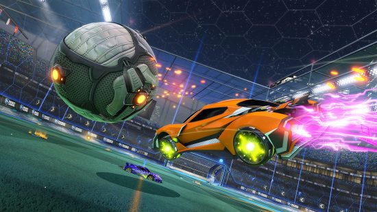 最高のサッカー ゲーム: ロケット リーグのオレンジ色の車がブーストを使用して空中でボールを打ちます