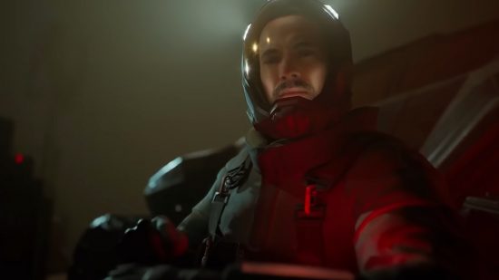 Fort Solis PS5: 赤い光を浴びたクリアバイザーの宇宙服を着た男性