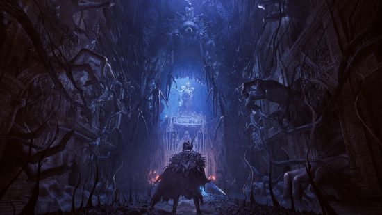 Lords of the Fallen のプレビュー: 羽毛のマントをまとった騎士が、壁に骸骨とギザギザの枝が飾られた青い光を浴びた部屋に立っています。