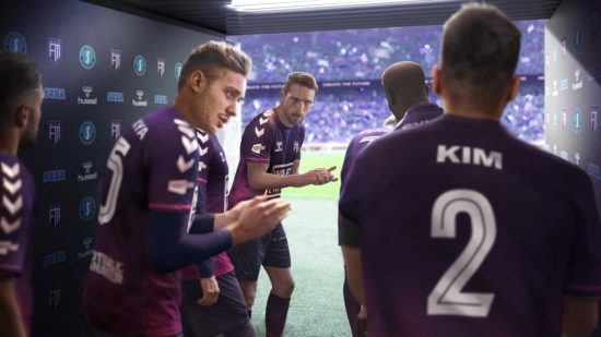 最高の Xbox フットボール ゲーム: 紫色のキットを着たプレイヤーは、トンネルを出てフットボール ピッチに向かう前に、お互いにやる気を起こさせます
