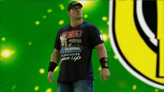 WWE 2K23 レビュー: 野球帽と T シャツを着てステージに立つジョン・シナ