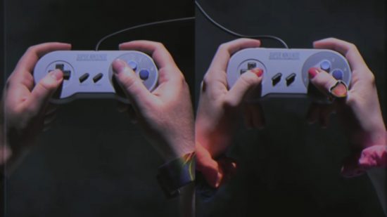 スーパーファミコン クラシック エディションのレビュー画像で、スーパーファミコンのコントローラーを持っている手が写っています。