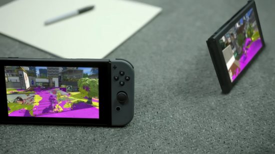 スプラトゥーン 2 が搭載された 2 つのスイッチを示す Nintendo Switch のレビュー画像。
