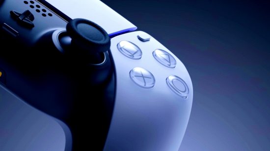 PS5 レビュー: 灰色の背景に PlayStation 5 DualSense コントローラーをクローズアップした画像