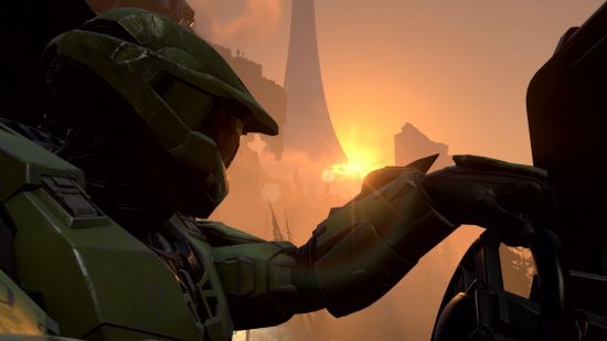 Xbox Game Pass Ultimate レビュー: 画像は Halo Infinite トレーラーのマスター チーフを示しています。