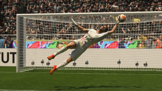 EA Sports FC 24 すべてを主張: FIFA 23 でボールがネットに入るのを防ぐために白いユニフォームを着たマルティネスが跳躍する