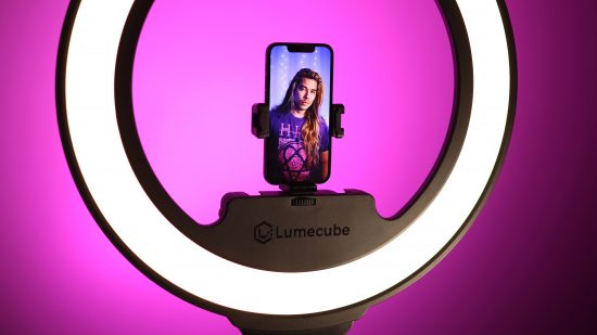紫色の背景に Lume Cube Cordless Ring Light Pro を使用したスト​​リーマー