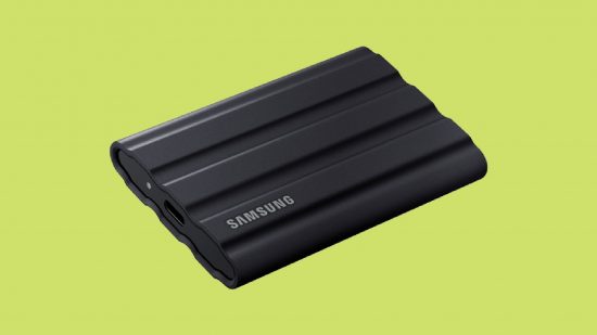 PS5 に最適な SSD: 緑色の背景の前にある Samsung T7 Shield ポータブル SSD