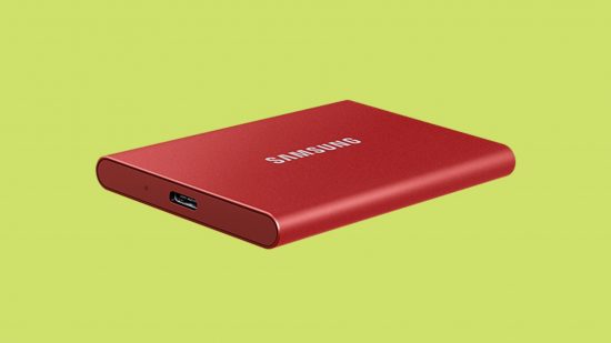 PS5 に最適な SSD: 緑色の背景の前にある Samsung T7 ポータブル SSD