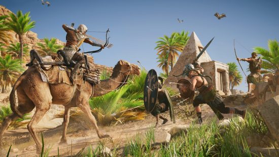 ベスト オープンワールド ゲーム: ラクダに乗った暗殺者が弓から敵の兵士に矢を放ちます。
