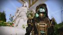 Destiny 2 ソルスティス アーマー 2023: タワーの新しいソルスティス アーマーを着て、像の隣に立っているハンター。