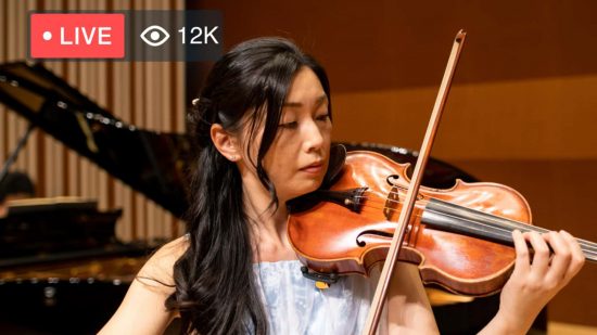 最高のストリーミング ソフトウェア: Vimeo。 画像は、ライブ配信でバイオリンを使用している人を示しています。