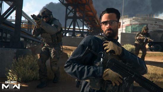 Modern Warfare 3 のキャラクター: 武器を持ち、トランシーバーを持ったアレハンドロ、他の兵士が彼の後ろに移動します。