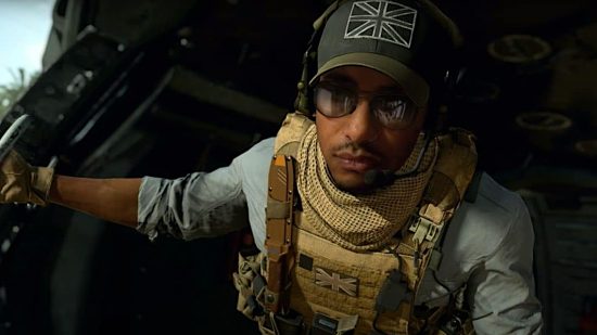 Modern Warfare 3 のキャラクター: ヘリコプターの上で前かがみになり、カメラを直接見つめているガズ。