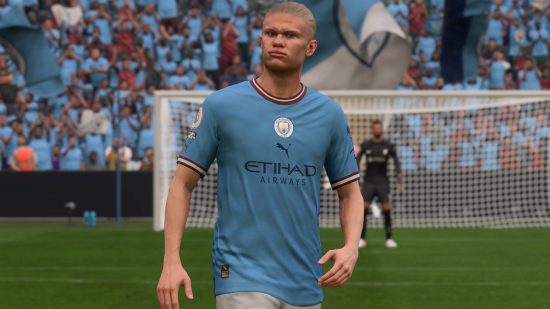 EA FC 24 FIFA ポイント移行: マンシティの青いユニフォームを着て困惑しているアーリング・ハーランドのゲーム内スクリーンショット