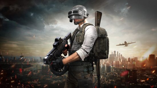 最高の無料 Xbox ゲーム: PUBG でレベル 3 のヘルメットをかぶった男性が銃を保持