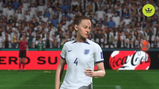 FC 24女子評価：イングランドの白いユニフォームを着て脇を見つめるキーラ・ウォルシュ