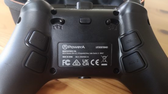 PowerA Fusion Pro 3 有線 Xbox コントローラー。 画像は背面の再マッピング可能なボタンを示しています。