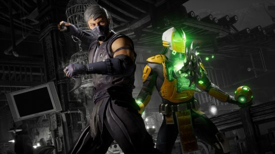 MK1 コンクエスト モード: モータル コンバット 1 の 2 人の戦闘機 - 1 人は黒いフェイスマスクと全身黒の服を着ており、もう 1 人は黒と黄色の鎧を着ており、胸から緑色に輝く機械のこぎりが噴出しています。