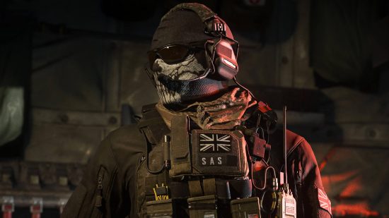 新しい PS4 ゲーム: モダン・ウォーフェア 3 で、頭蓋骨の目出し帽とイギリス国旗をあしらった軍服を着たゴースト