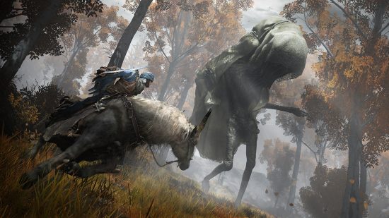 ベスト Xbox ゲーム: エルデン リングの背景を歩く大きなモンスターの隣に馬に乗った騎士。