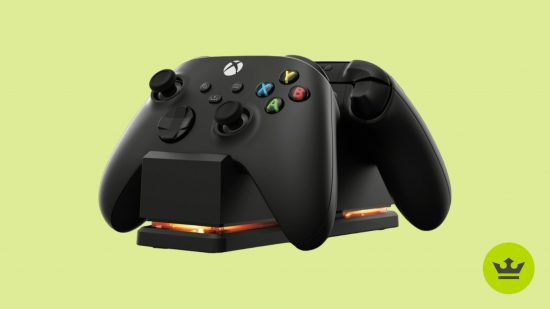最高の Xbox Series X アクセサリ: 2 つの黒いコントローラーを備えた PowerA 充電ステーション。