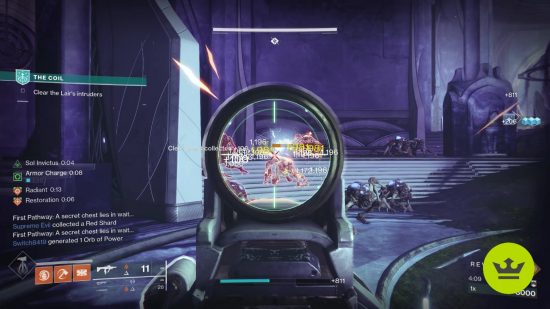 Destiny 2 ザ・コイル: プレイヤーは、自分に向かって突進してくるスコーンの敵に SMG を向けます。