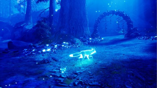 Xbox Game Pass 2023 年 12 月のゲーム: 薄暗い森の中を走る Spirit of the North の青い幽霊のようなキツネ