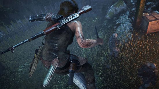 Xbox Game Pass 2023 年 12 月のゲーム: Rise of the Tomb Raider でナイフを持って敵に飛び降りるララ クロフト