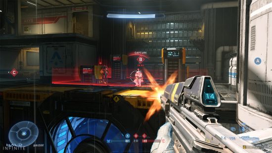 Destiny 2 願いのシーズンのコンテンツ干ばつ: Halo Infinite でアサルト ライフルでプレイヤーに発砲するスパルタン。
